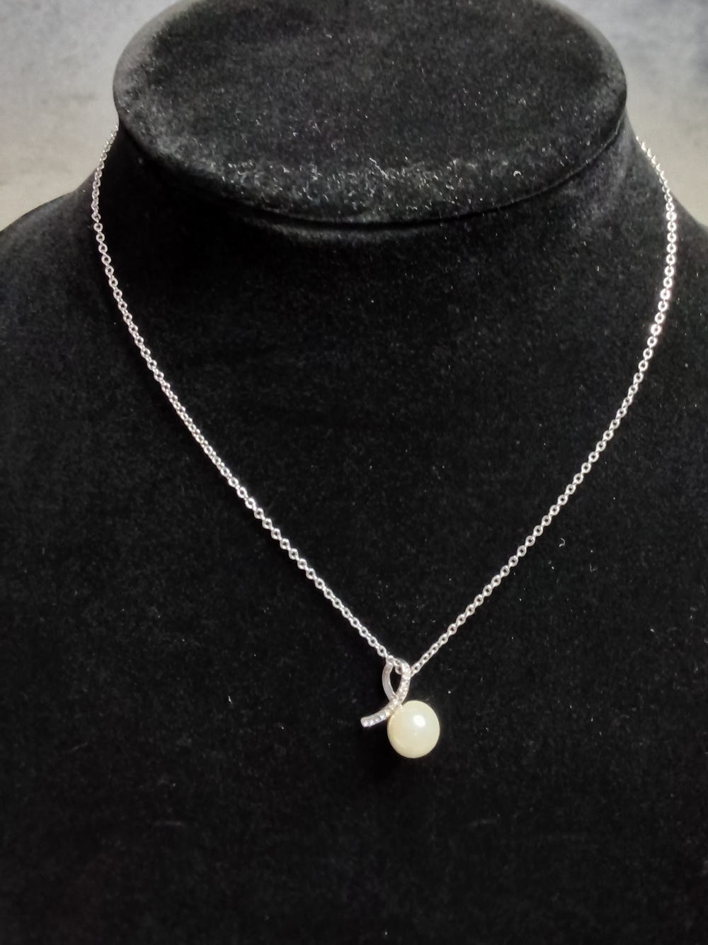 Pearl Pendant Necklace with Silver Ribbon Accent